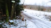 odbočku doleva na žlutou. Zprava přichází od chaty a rozhledny na Kozlovském kopci. To je druhá možnost, jak pokračovat - k Maxovi na oběd a přes Strakov domů.