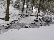 Dvakrát přes potok - tam a zase zpět. Dá se to obejít shora - viz mapka.