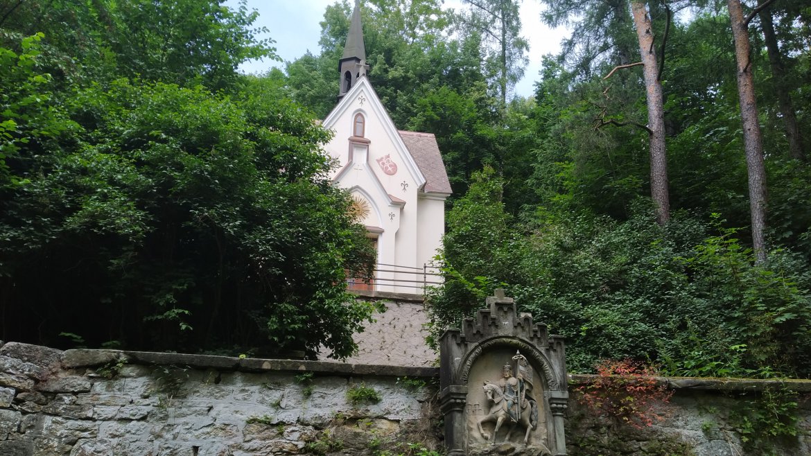 Od lavičky nad Žiďákem přes Kornice, okolo kapličky v Končinách na Podrybník, kravín a Veselku